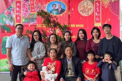 Hình ảnh Công Phượng đưa vợ con về quê ăn Tết gây sốt