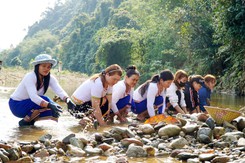 Tái hiện tục Đắp chăn “săn” cá suối của đồng bào Co, Quảng Ngãi