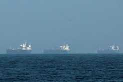 Iran cho phép tàu hàng thiết yếu qua eo biển Hormuz