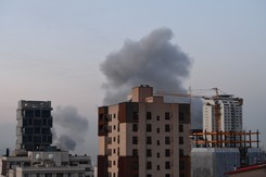 Mỹ và Israel tấn công trung tâm hóa dầu của Iran