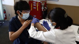 Nhật Bản tiêm vaccine tăng cường phòng biến thể Omicron