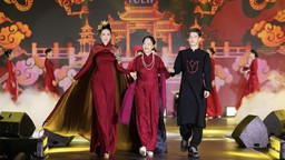 NSND Như Quỳnh, MC Mai Ngọc trình diễn BST "Chốn kinh kỳ" của NTK Dũng Nguyễn