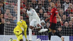 Onana mắc sai lầm khiến Casemiro bị đuổi, MU thua ngược ở Cúp C1