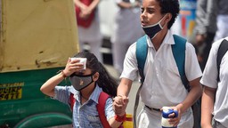 Ấn Độ yêu cầu các trường cho nghỉ hè sớm do nắng nóng