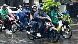 Người dân Thành phố Hồ Chí Minh đón mưa lớn 'giải nhiệt'