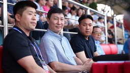 V-League có gì cho HLV Kim Sang Sik?