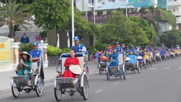 Ấn tượng cuộc diễu hành áo dài trên phố biển Nha Trang