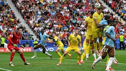 Nhật ký EURO bằng thơ (Bỉ 0 - 0 Ukraina, Slovakia 1 - 1 Romania): Trái bóng không thiên vị bao giờ