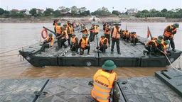 Vụ sập cầu Phong Châu: Lắp đặt cầu phao dã chiến phục vụ đi lại của người dân