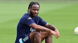 Sao Chelsea lần thứ 3 bị trộm đột nhập vào nhà, phải sử dụng dao găm để tự vệ