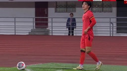 Cầu thủ U22 Trung Quốc nhận thẻ vàng khi nhổ cột cờ ở trận thua tuyển trẻ Việt Nam, CĐV lập tức chỉ trích