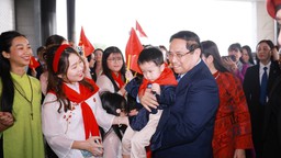 Thủ tướng gặp cán bộ Đại sứ quán và cộng đồng người Việt Nam tại Kuwait