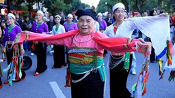 Trình diễn văn hoá dân tộc Mường tại phố đi bộ Hồ Gươm