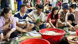 Xúc động cảnh gói bánh xuyên đêm, cứu trợ đồng bào vùng lũ