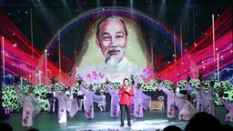 Chương trình văn nghệ hữu nghị Việt Nam - Lào mừng 50 năm Quốc khánh Lào