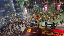 Bóng đá Malaysia lại hỗn loạn khi hàng loạt CĐV phẫn nộ tham gia biểu tình