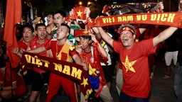 TP. Hồ Chí Minh: Người hâm mộ vỡ oà cảm xúc khi U22 Việt Nam giành Huy chương vàng SEA Games 33