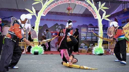 Sắc màu văn hóa Việt Nam - Lào - Trung Quốc tại Lễ hội Ném còn