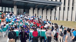 Thanh thiếu niên háo hức tìm hiểu lịch sử Quân đội Nhân dân Việt Nam