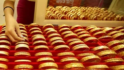 Giá vàng giao ngay lần đầu tiên phá mốc 4.400 USD/ounce