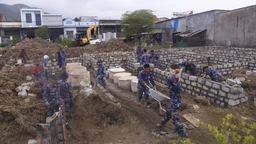 Người thợ xây mặc áo lính biển