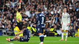 Real Madrid nhận 2 thẻ đỏ, thua ngay trên sân nhà trong ngày Mbappe và Vinicius gây thất vọng