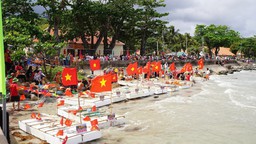 Hội thi đua bè truyền thống tại Côn Đảo rực màu cờ đỏ