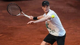 Jannik Sinner thắng dễ ở Rome Masters 2025 sau khi mãn hạn treo vợt