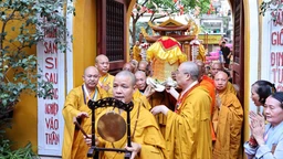 Hàng nghìn phật tử và người dân cung rước Xá lợi Phật về Hà Nội