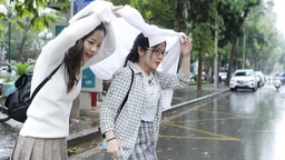 Dự báo thời tiết ngày 14/5: Hà Nội ngày nắng, chiều tối và đêm mưa dông 