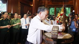 Tổng Bí thư Tô Lâm dâng hương tưởng nhớ Chủ tịch Hồ Chí Minh tại Nghệ An