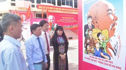 Thưởng lãm tranh cổ động đẹp về Chủ tịch Hồ Chí Minh
