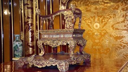 Huế: Một người tự ý xâm phạm ngồi trên ngai vàng ở Điện Thái Hòa