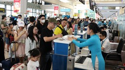 Sân bay quốc tế Nội Bài đông nghịt khách ngày cuối kỳ nghỉ lễ 30/4 - 1/5