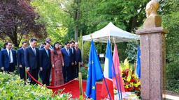 Thủ tướng dâng hoa tưởng niệm Chủ tịch Hồ Chí Minh tại thành phố Montreuil, Pháp