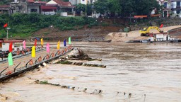Tạm thời vận hành phà quân sự phục vụ người dân qua cầu Phong Châu