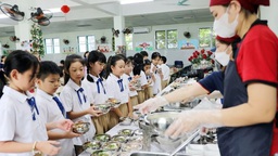 Hỗ trợ bữa trưa - không chỉ là con số 30 ngàn đồng