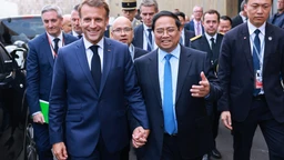Thủ tướng Phạm Minh Chính hội kiến Tổng thống Pháp Emmanuel Macron