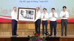 Tổng Bí thư Tô Lâm kiểm tra hoạt động của chính quyền địa phương hai cấp tại phường Tây Hồ