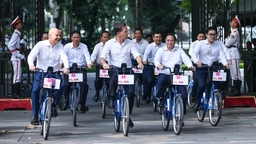 Hà Nội, xe xăng, và sự trở lại của xe đạp
