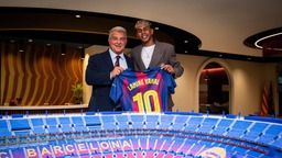 Lamine Yamal chính thức được trao số áo huyền thoại ở Barcelona