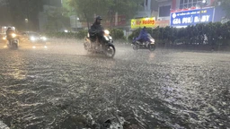 Cảnh báo giông sét và cục bộ mưa lớn ở khu vực nội thành Hà Nội