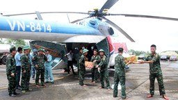Hình ảnh trực thăng vận chuyển 24 tấn hàng cứu trợ cho đồng bào vùng lũ bị cô lập ở Nghệ An