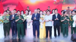 Tổng Bí thư Tô Lâm dự giao lưu nghệ thuật “Khắc ghi lời Bác - vang nhịp quân hành”