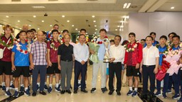 Tin nóng bóng đá Việt hôm nay 31/7: Đề xuất tặng bằng khen cho HLV Kim Sang Sik và đội U23 Việt Nam; CAHN gia hạn hợp đồng với Cao Pendant Quang Vinh