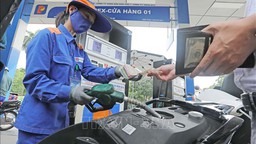 Giá xăng tăng, giá dầu điêzen giảm từ chiều 31/7