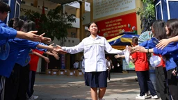 Hà Nội công bố điểm thi, điểm chuẩn xét tuyển lớp 10 không chuyên năm học 2025-2026