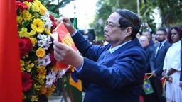 Thủ tướng Phạm Minh Chính dâng hoa tại Biển kỷ niệm Chủ tịch Hồ Chí Minh ở Rio de Janeiro