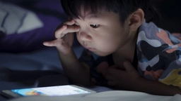 Cảnh báo chứng lác mắt ở giới trẻ do sử dụng thiết bị điện tử