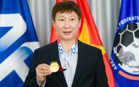 HLV Kim Sang Sik nhận tấm HCV SEA Games ‘đặc biệt’